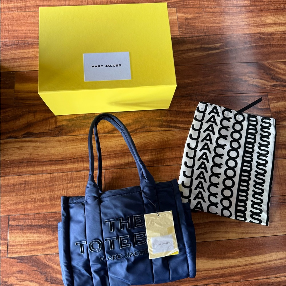 Marc Jacobs THE PUFFY NYLON MEDIUM TOTE BAG